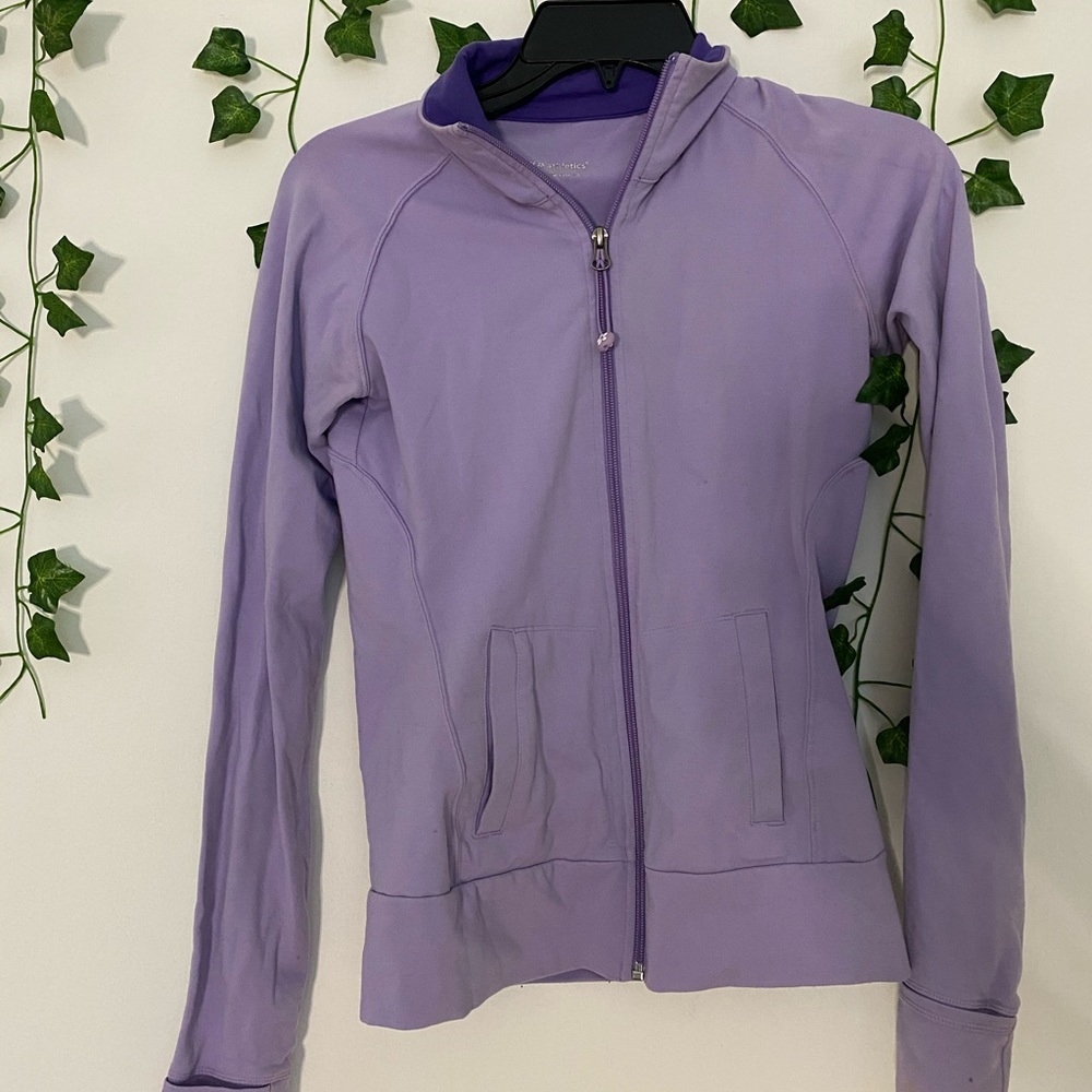 Small fitness jacket with thumb holes